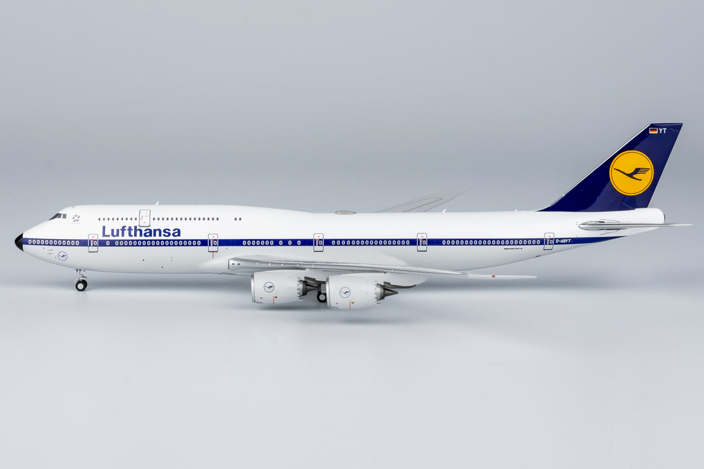 NG Models ULTIMATE 1:400 Lufthansa Boeing 747-8 "1970s Retro" D-ABYT NG 78016