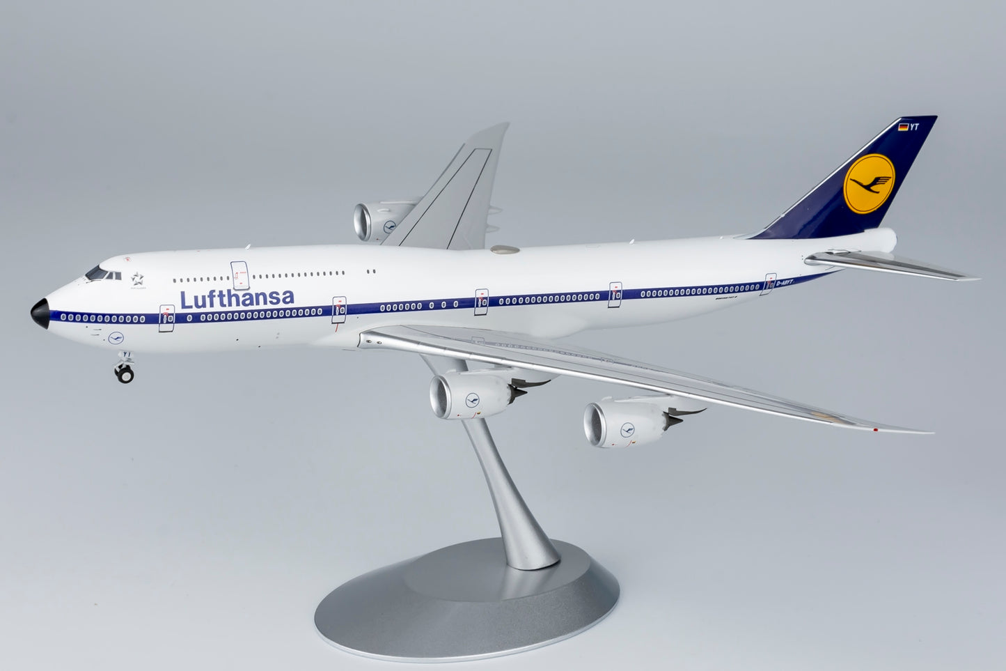 NG Models ULTIMATE 1:400 Lufthansa Boeing 747-8 "1970s Retro" D-ABYT NG 78016