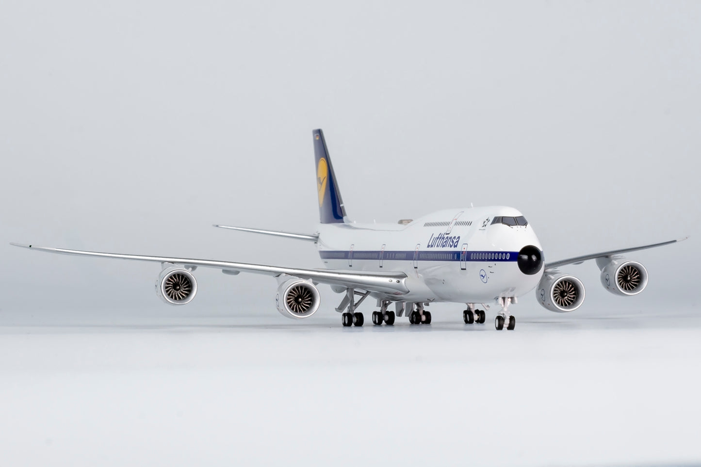 NG Models ULTIMATE 1:400 Lufthansa Boeing 747-8 "1970s Retro" D-ABYT NG 78016