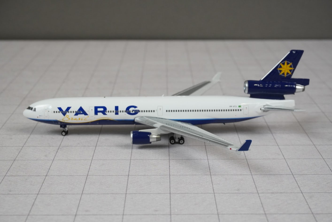 Phoenix Models 1:400 Varig McDonnell Douglas MD-11 PP-VTJ 12092