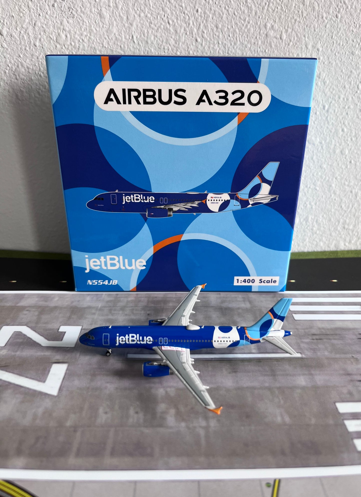Phoenix Models 1:400 jetBlue Airbus A320 N554JB New Spotlight Livery 4572