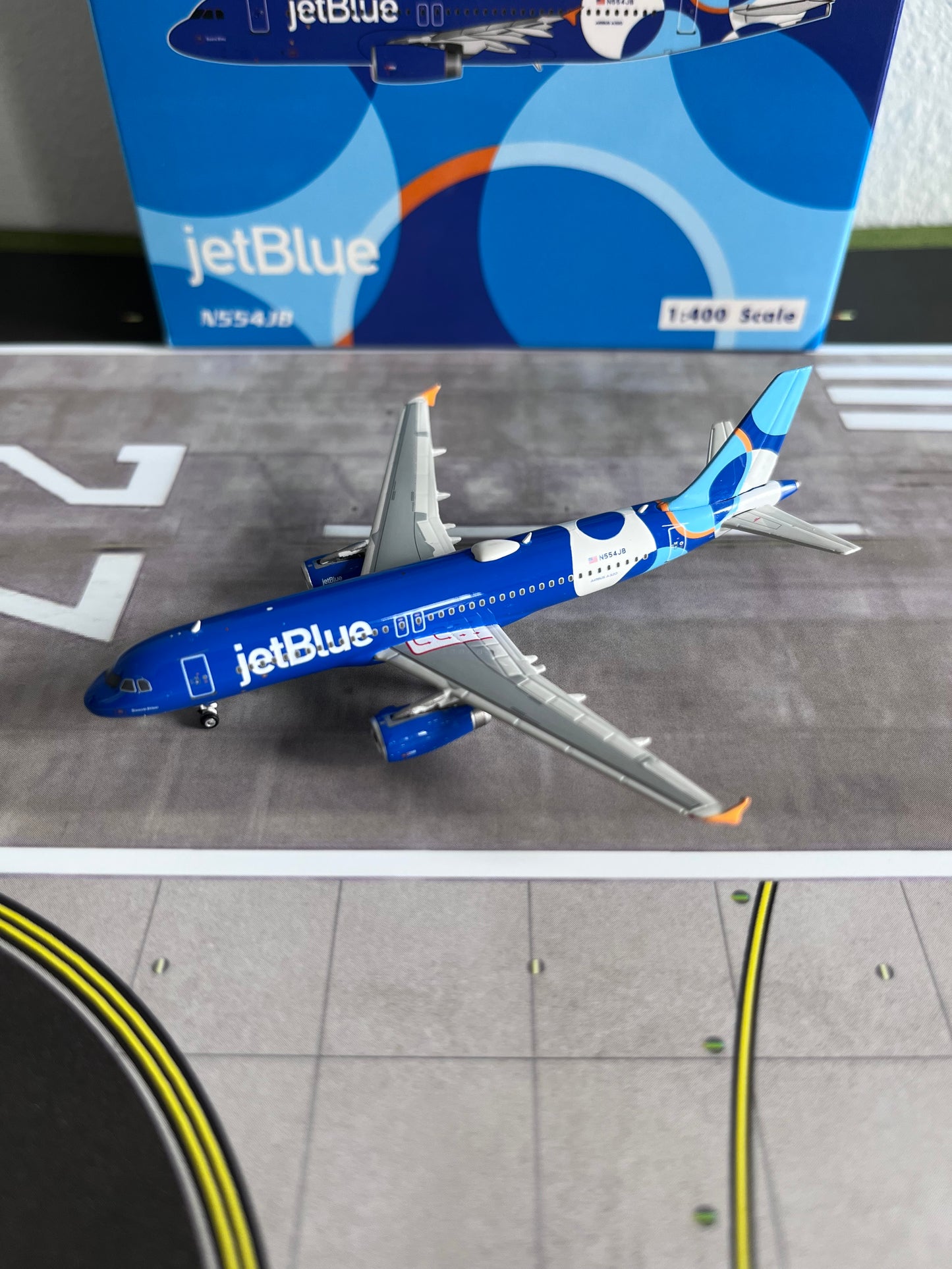 Phoenix Models 1:400 jetBlue Airbus A320 N554JB New Spotlight Livery 4572