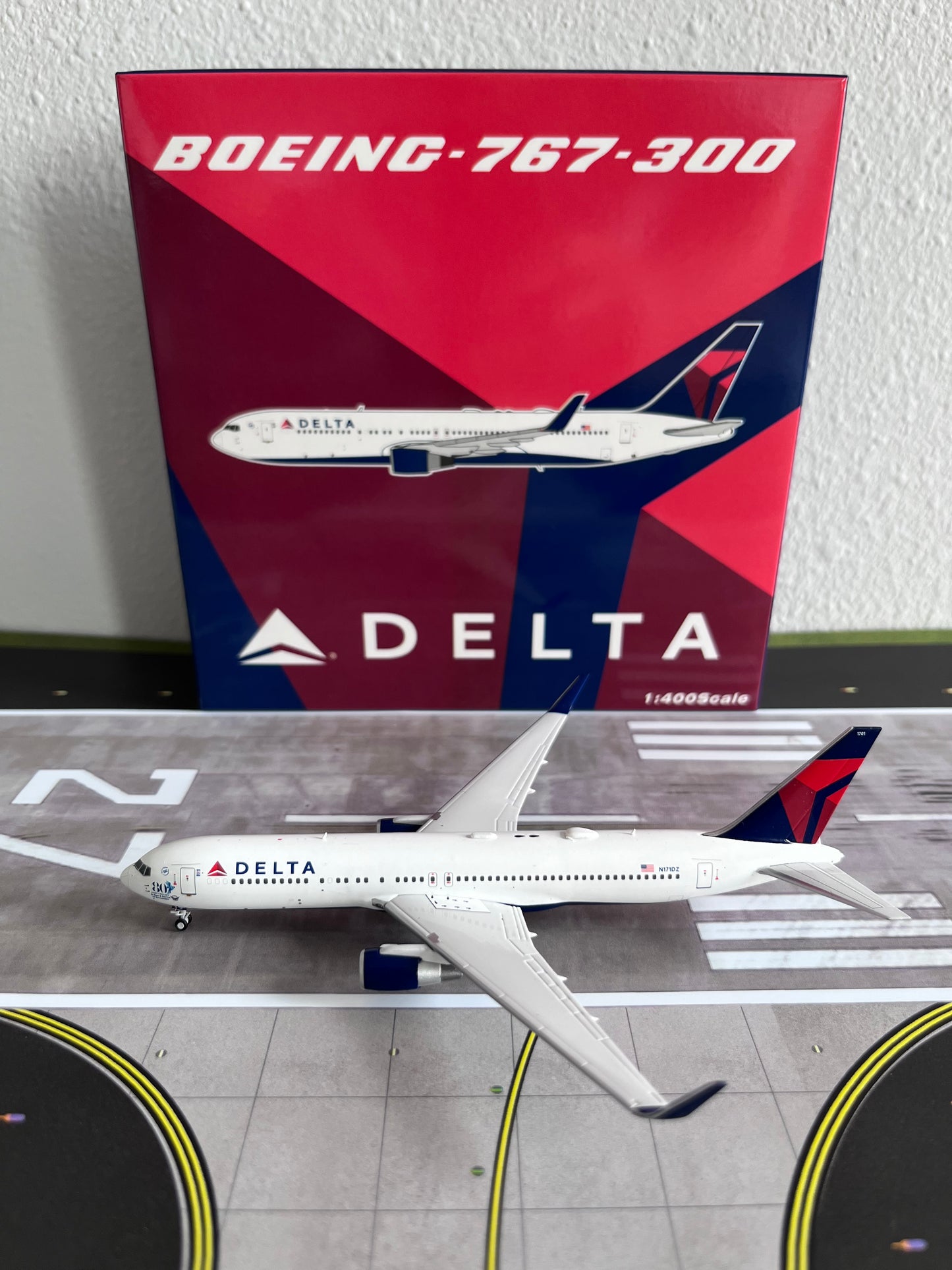 Panda Models 1:400 Delta Air Lines Boeing 767-300 N171DZ D Day & Normandy Sticker 62429