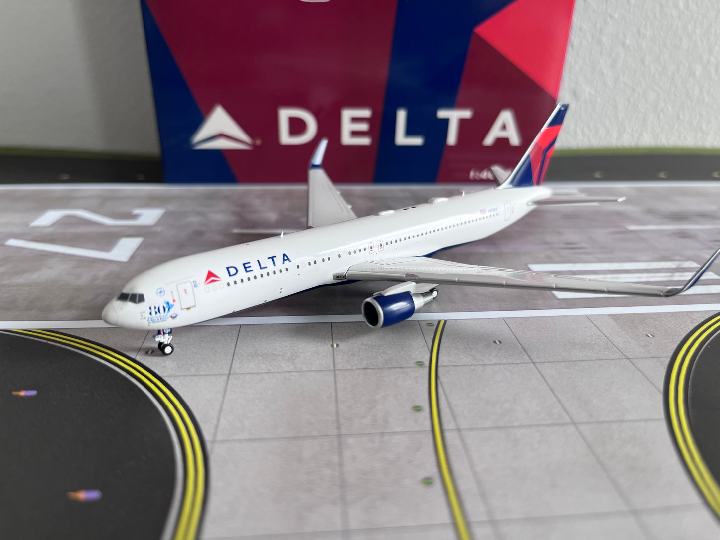 Panda Models 1:400 Delta Air Lines Boeing 767-300 N171DZ D Day & Normandy Sticker 62429