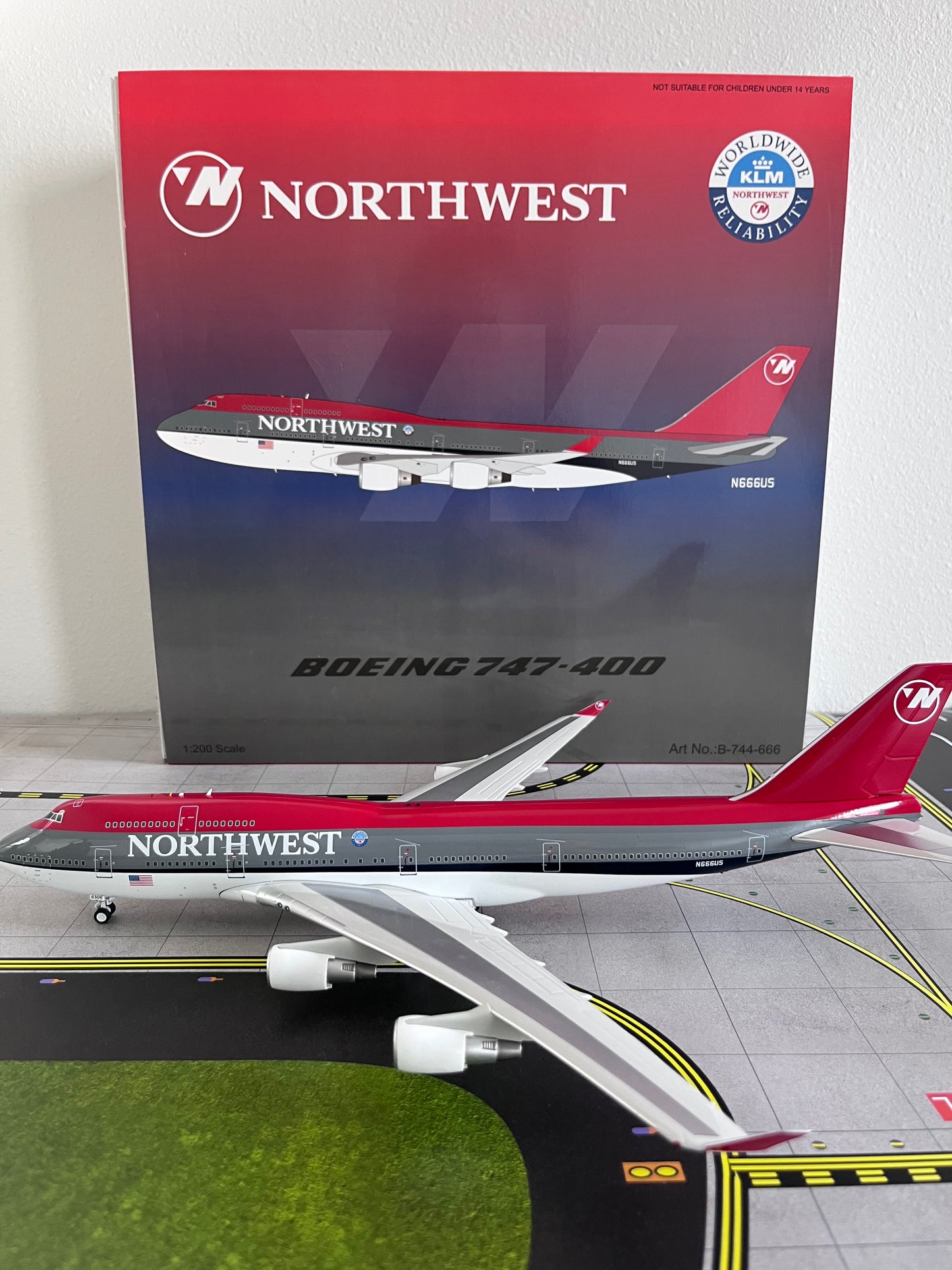 B-Models 1:200 Northwest Airlines Boeing 747-400 N666US B-744-666