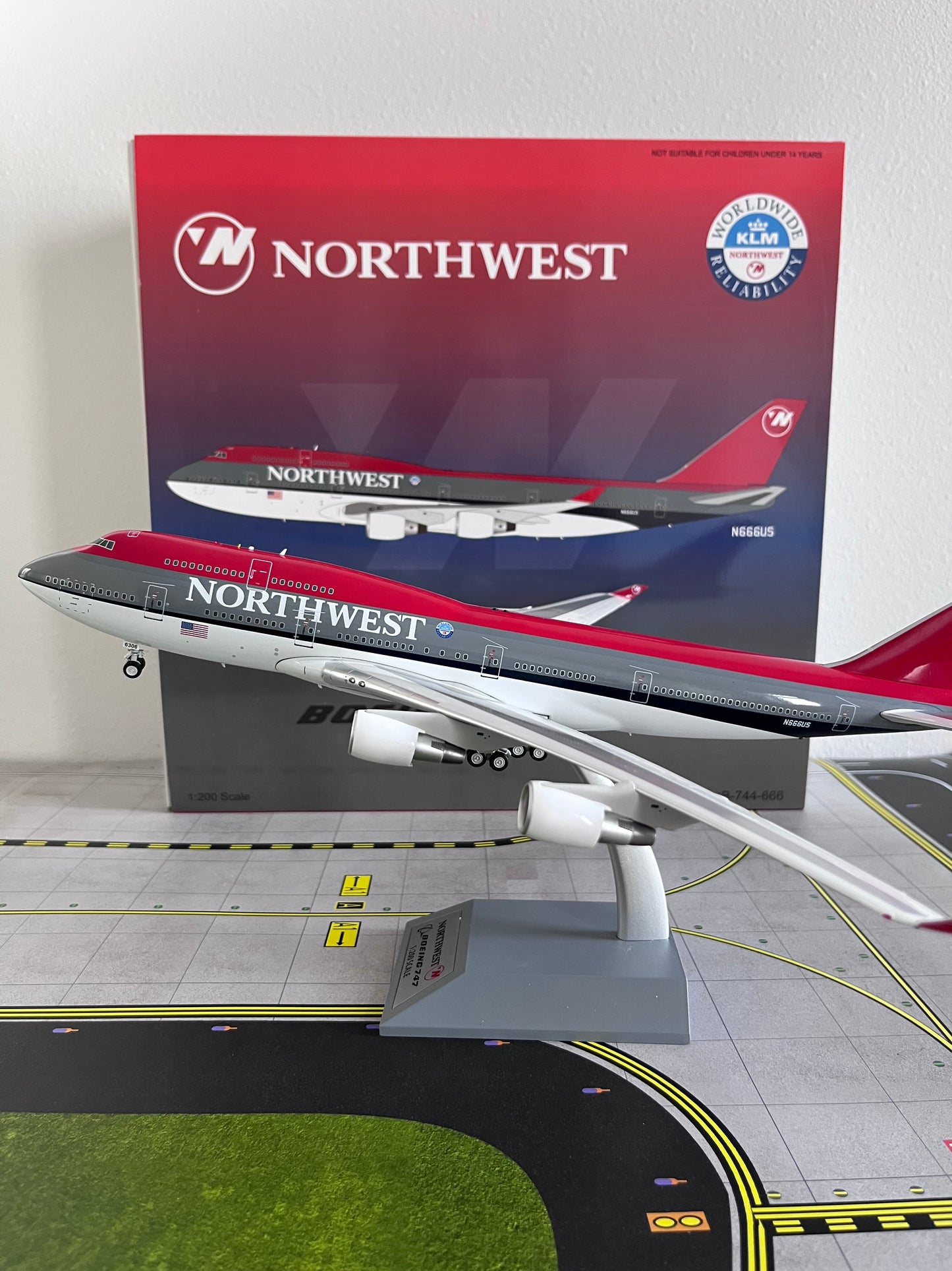 B-Models 1:200 Northwest Airlines Boeing 747-400 N666US B-744-666