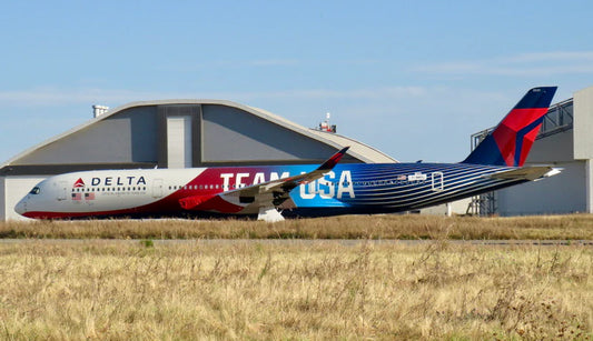 Pre-Order Phoenix Models 1:400 Delta Air Lines Airbus A350-900 N531DN "Team USA" 04665
