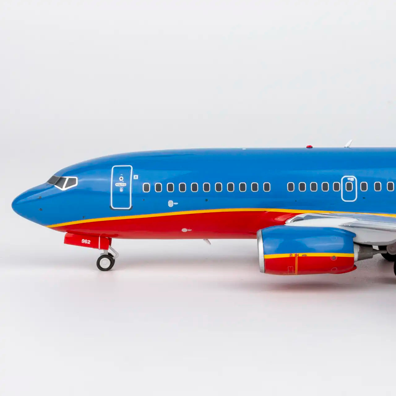 NG Models 1:200 Southwest Airlines Boeing 737-700 N962WN "Canyon Blue" 05037
