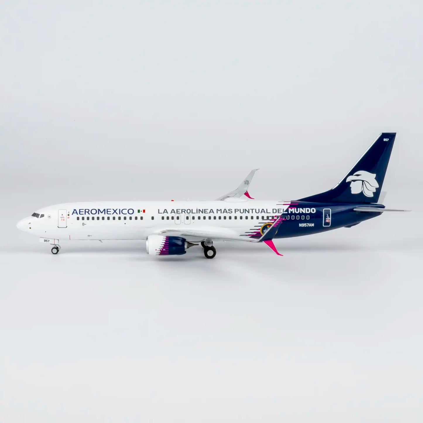 NG Models 1:200 Aeromexico Boeing 737-800 N957AM "La Aerolinea Mas Puntual Del Mundo" 08067