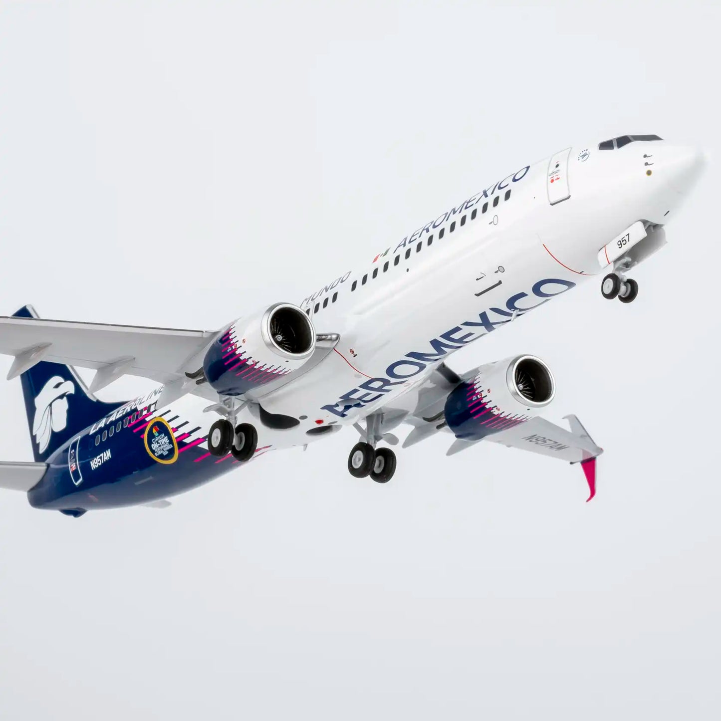 NG Models 1:200 Aeromexico Boeing 737-800 N957AM "La Aerolinea Mas Puntual Del Mundo" 08067