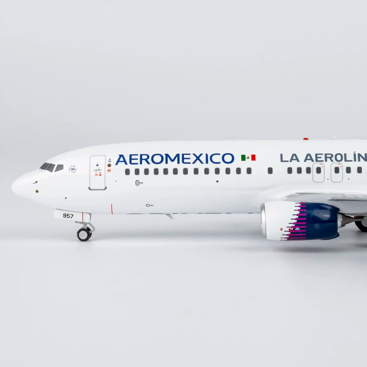 NG Models 1:200 Aeromexico Boeing 737-800 N957AM "La Aerolinea Mas Puntual Del Mundo" 08067