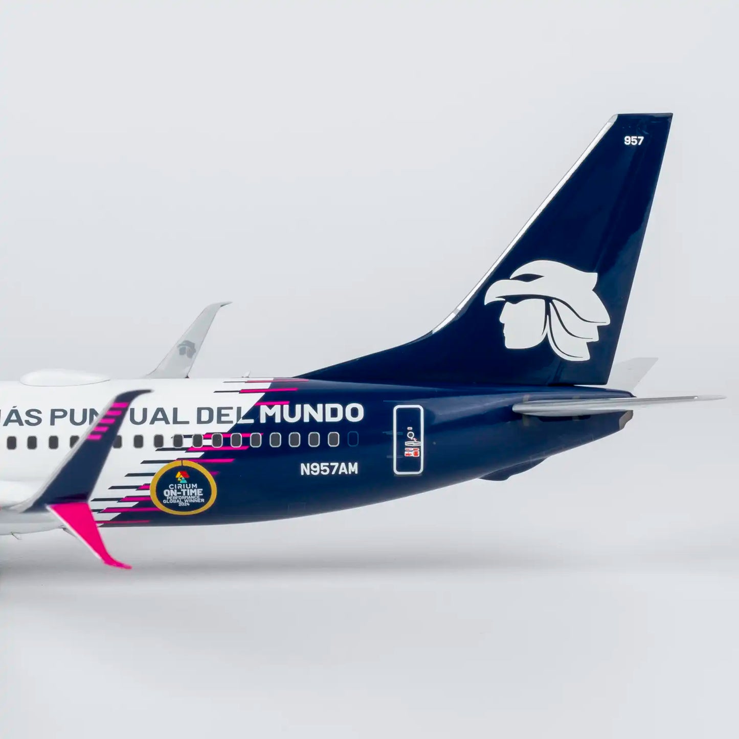NG Models 1:200 Aeromexico Boeing 737-800 N957AM "La Aerolinea Mas Puntual Del Mundo" 08067