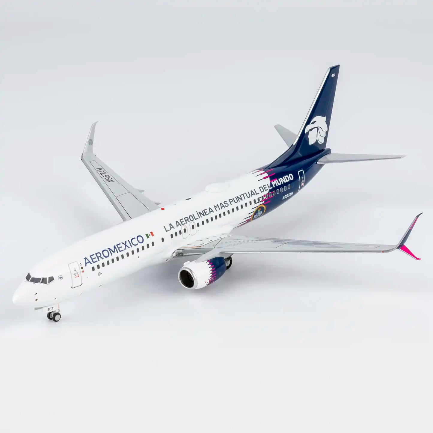 NG Models 1:200 Aeromexico Boeing 737-800 N957AM "La Aerolinea Mas Puntual Del Mundo" 08067