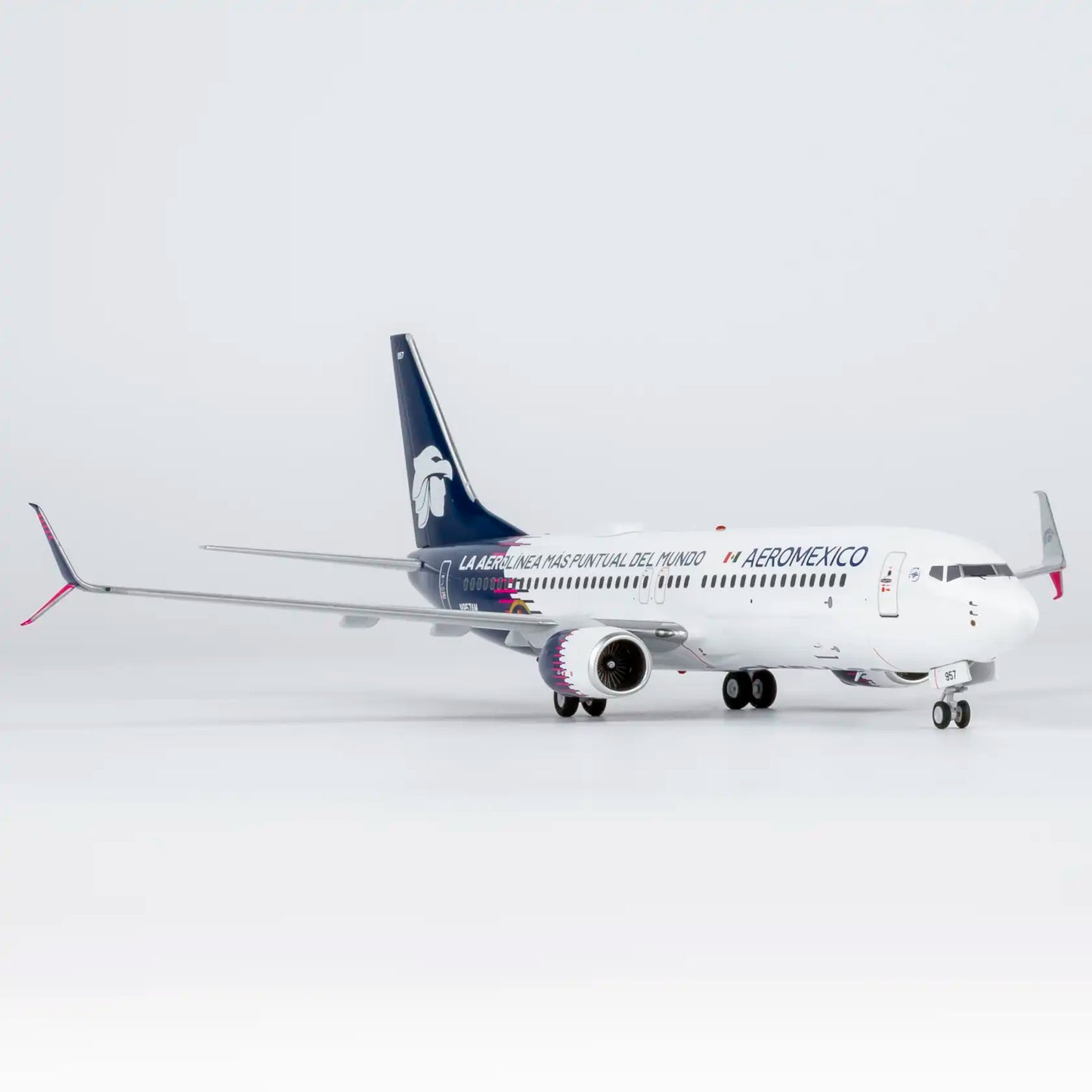 NG Models 1:200 Aeromexico Boeing 737-800 N957AM "La Aerolinea Mas Puntual Del Mundo" 08067