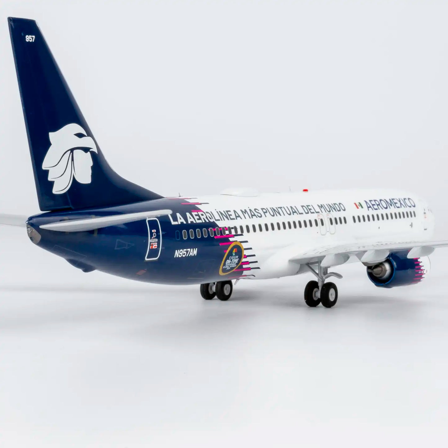 NG Models 1:200 Aeromexico Boeing 737-800 N957AM "La Aerolinea Mas Puntual Del Mundo" 08067