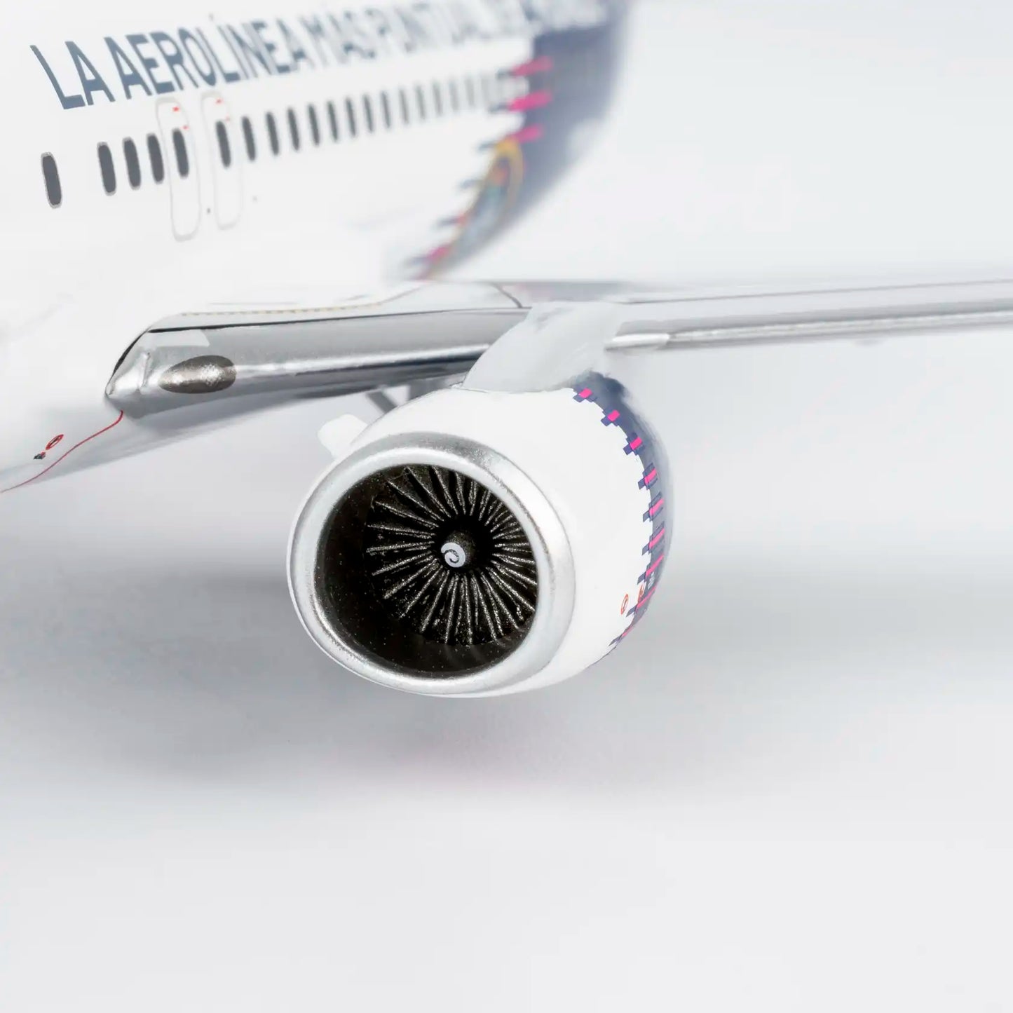 NG Models 1:200 Aeromexico Boeing 737-800 N957AM "La Aerolinea Mas Puntual Del Mundo" 08067