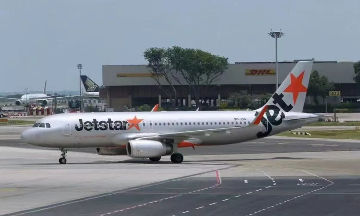 Pre-Order Phoenix Models 1:400 JetStar Singapore Airbus A320 9V-JSQ 12032