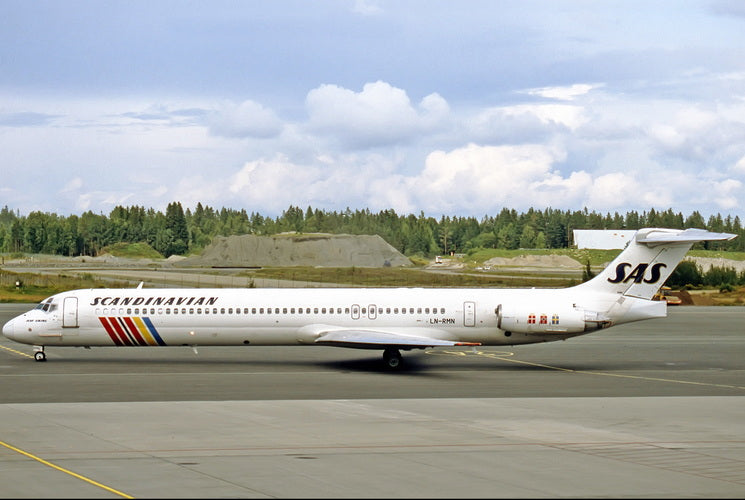 Phoenix Models 1:400 SAS McDonnell Douglas MD-82 LN-RMN 12056