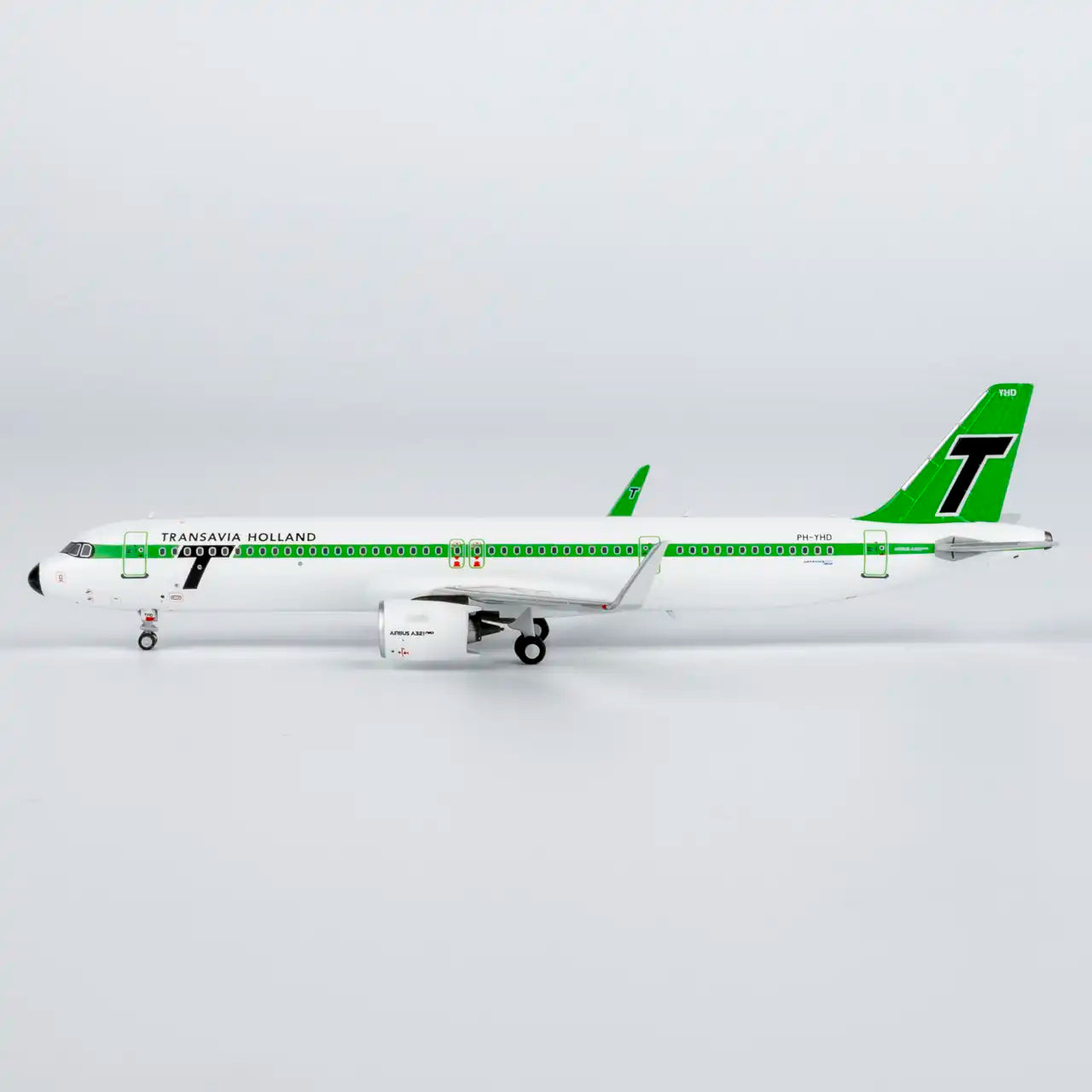 NG Models 1:400 Transavia Airbus A321neo PH-YHD "1960s Retro" 13139