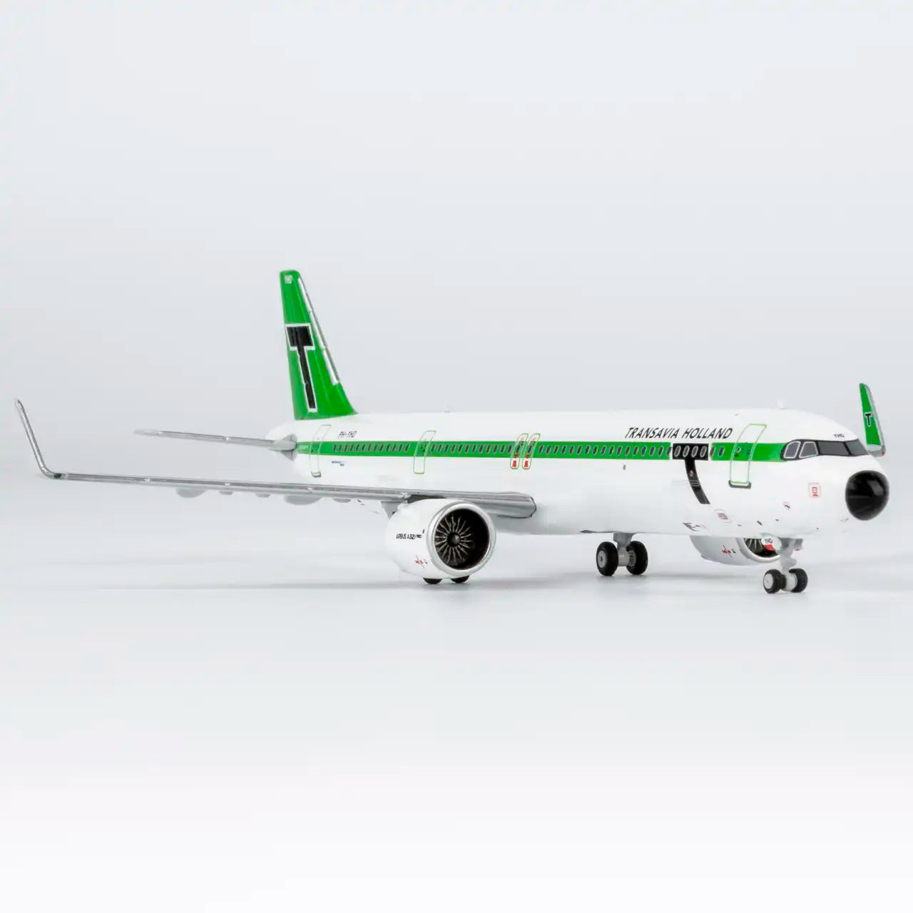 NG Models 1:400 Transavia Airbus A321neo PH-YHD "1960s Retro" 13139