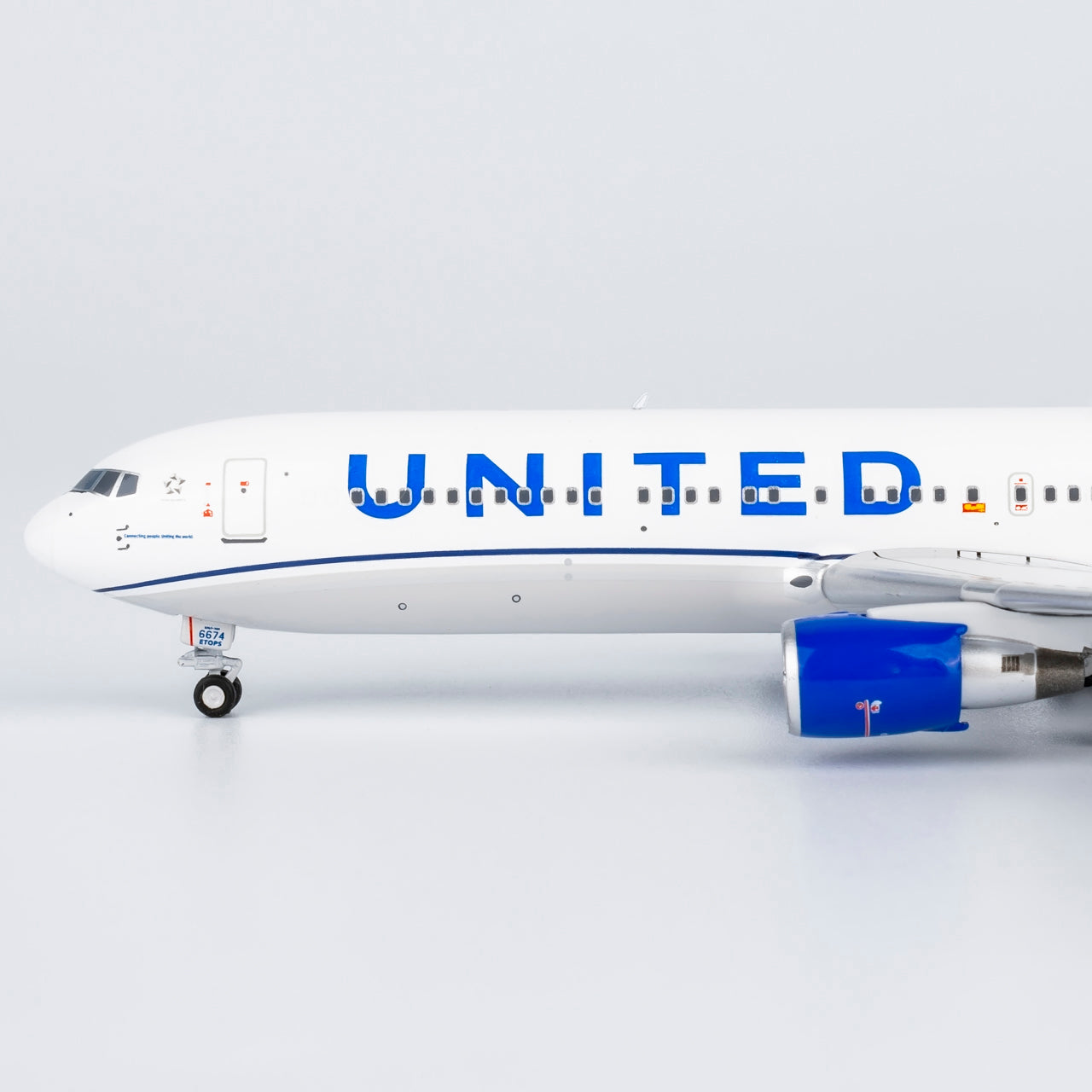 NG Models 1:400 United Airlines Boeing 767-300ER N674UA 17006