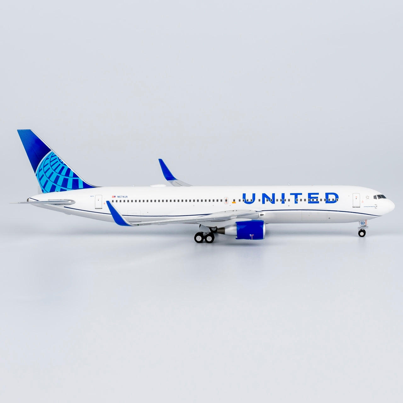 NG Models 1:400 United Airlines Boeing 767-300ER N674UA 17006