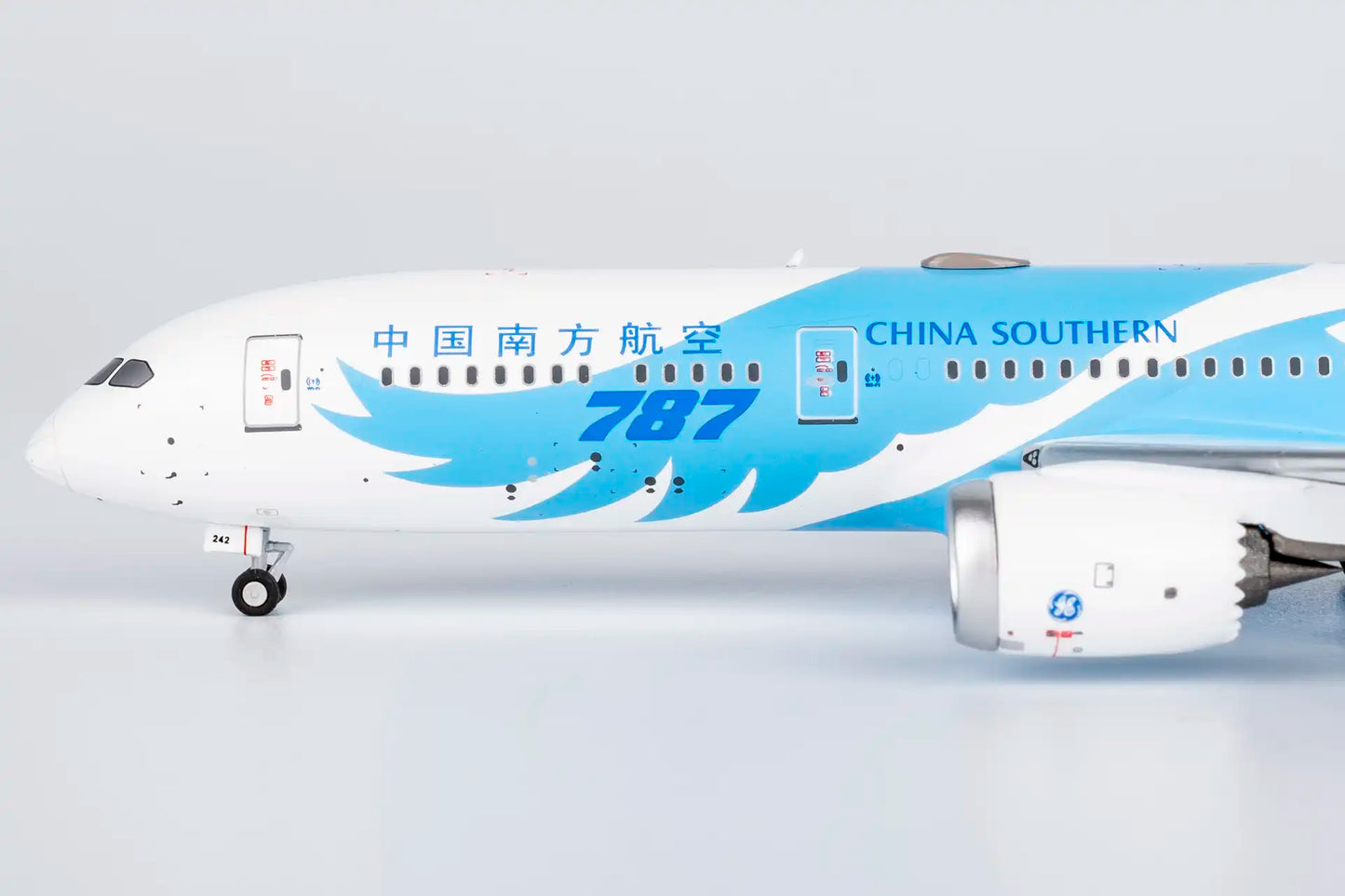 NG Models 1:400 China Southern Airlines Boeing 787-9 B-1242 "1sth 787-9" 24177