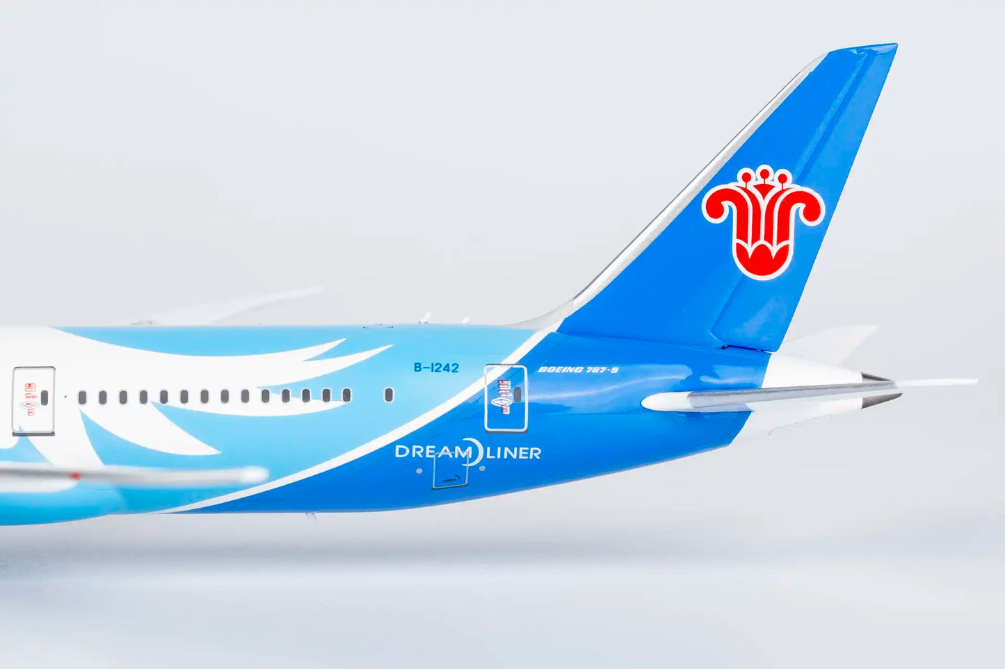 NG Models 1:400 China Southern Airlines Boeing 787-9 B-1242 "1sth 787-9" 24177