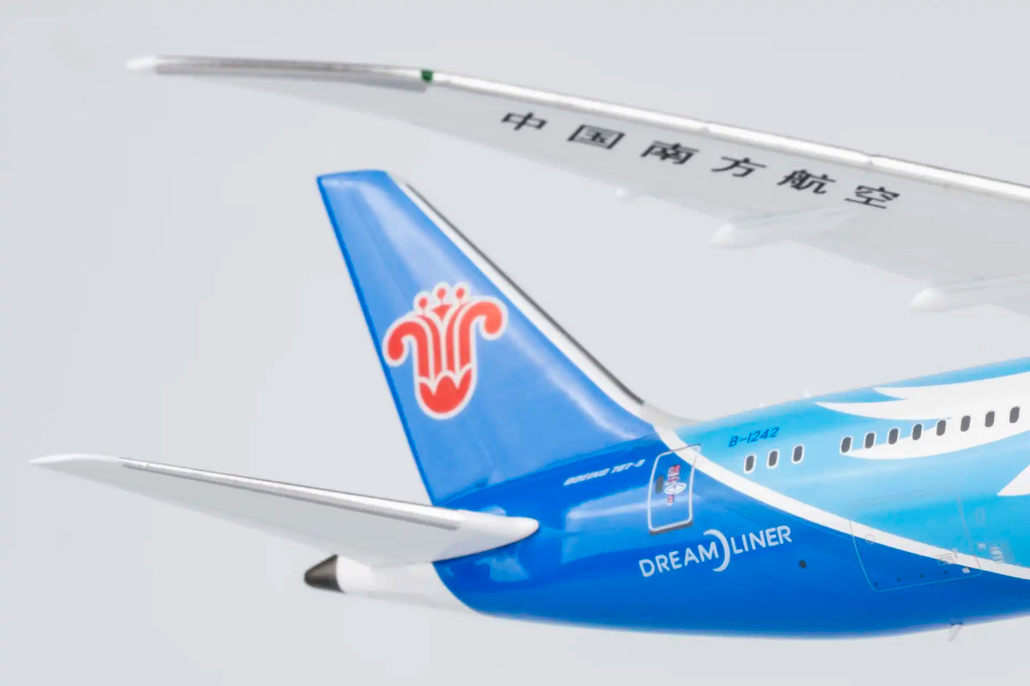 NG Models 1:400 China Southern Airlines Boeing 787-9 B-1242 "1sth 787-9" 24177