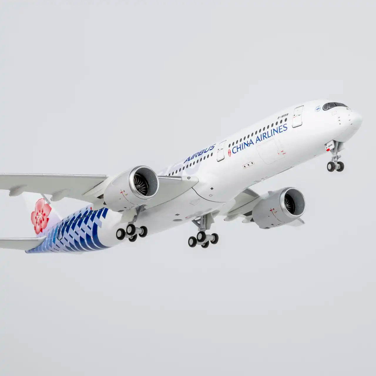 NG Models 1:400 China Airlines Airbus A350-900 B-18918 "Carbon Fiber" 39116