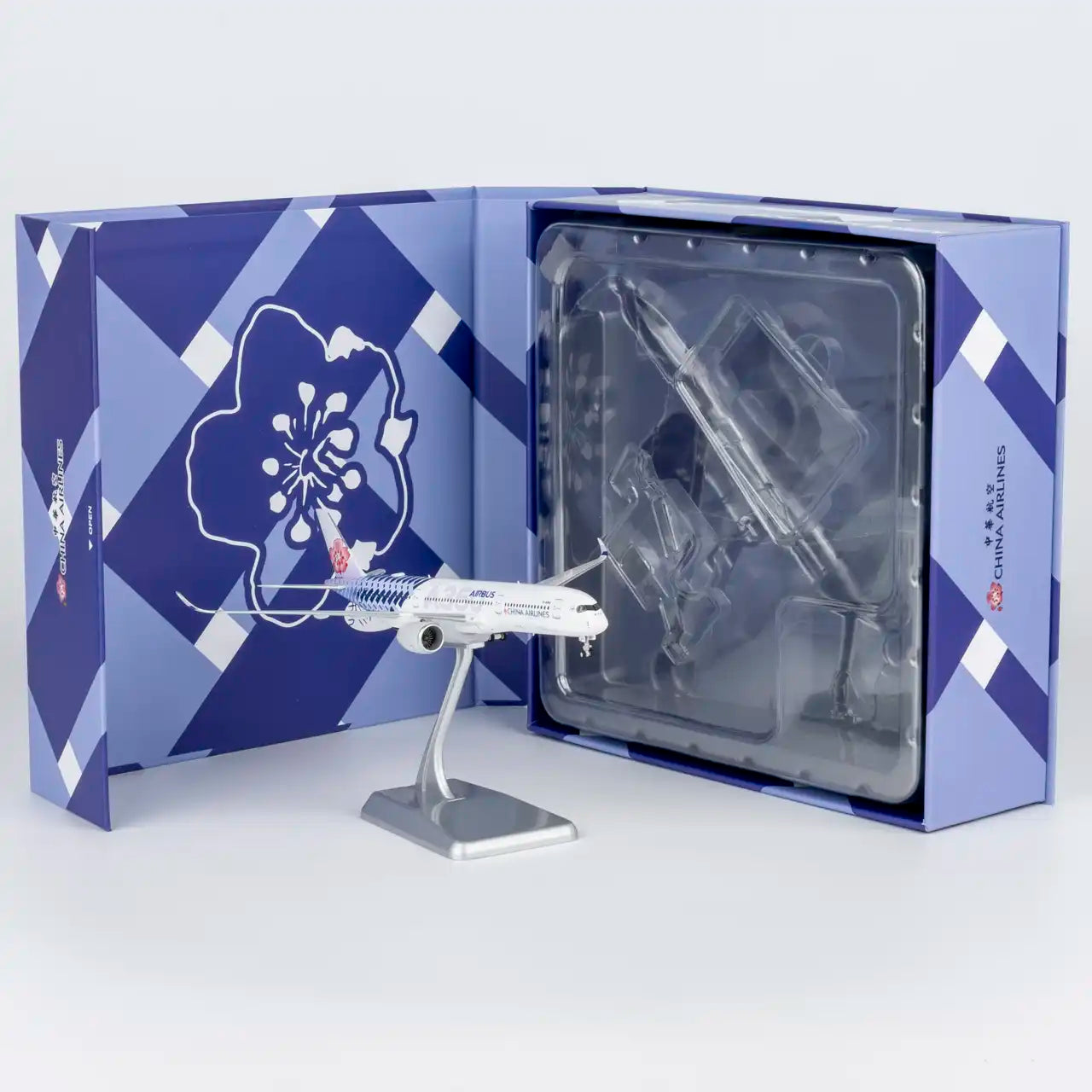 NG Models ULTIMATE 1:400 China Airlines Airbus A350-900 B-18918 "Carbon Fiber" 39101