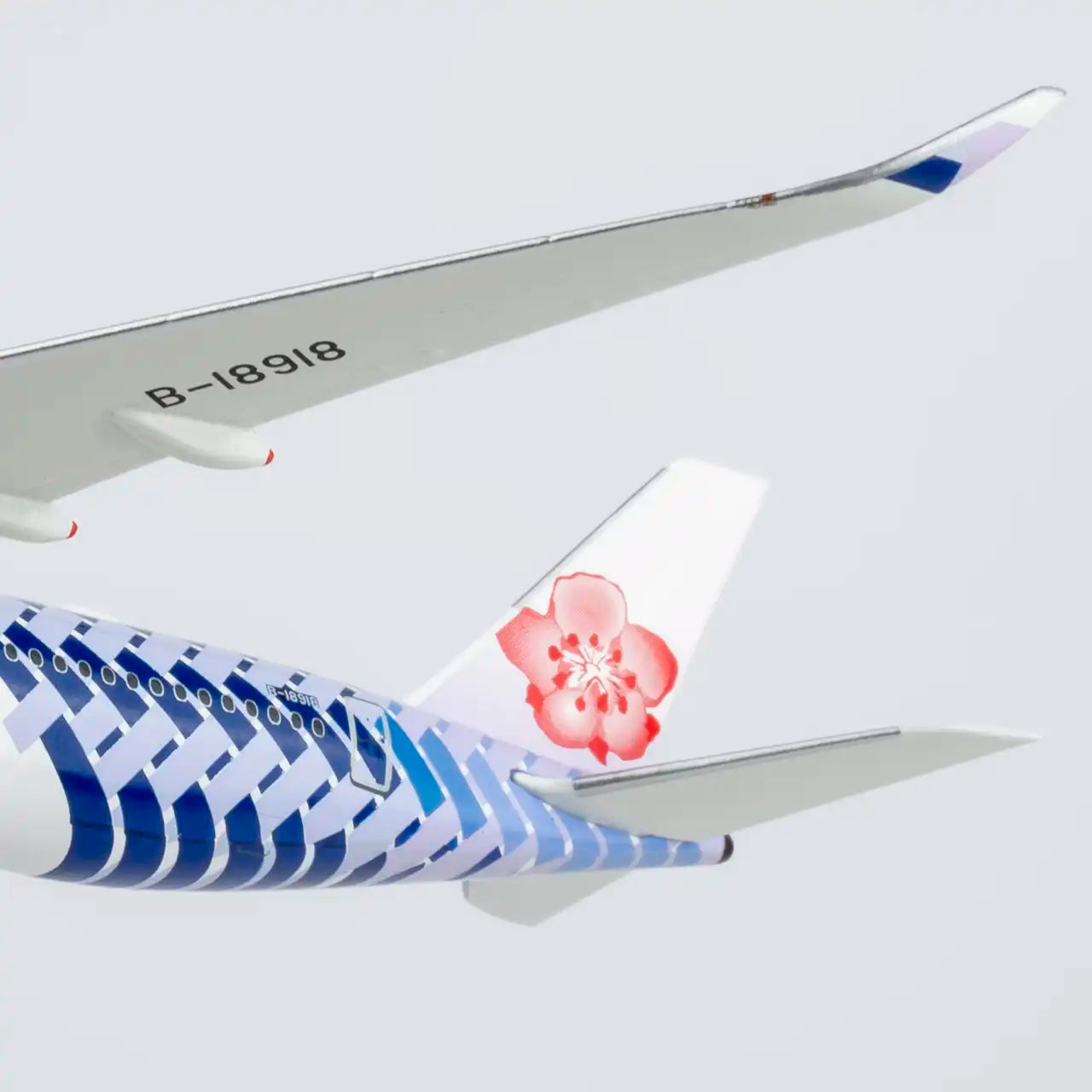 NG Models 1:400 China Airlines Airbus A350-900 B-18918 "Carbon Fiber" 39116