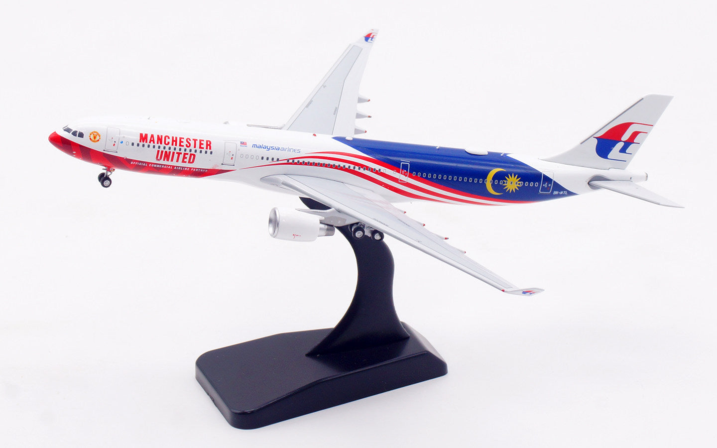 AV400 Malaysia Airlines Airbus A330-323 "Manchester United" 9M-MTL AV4352