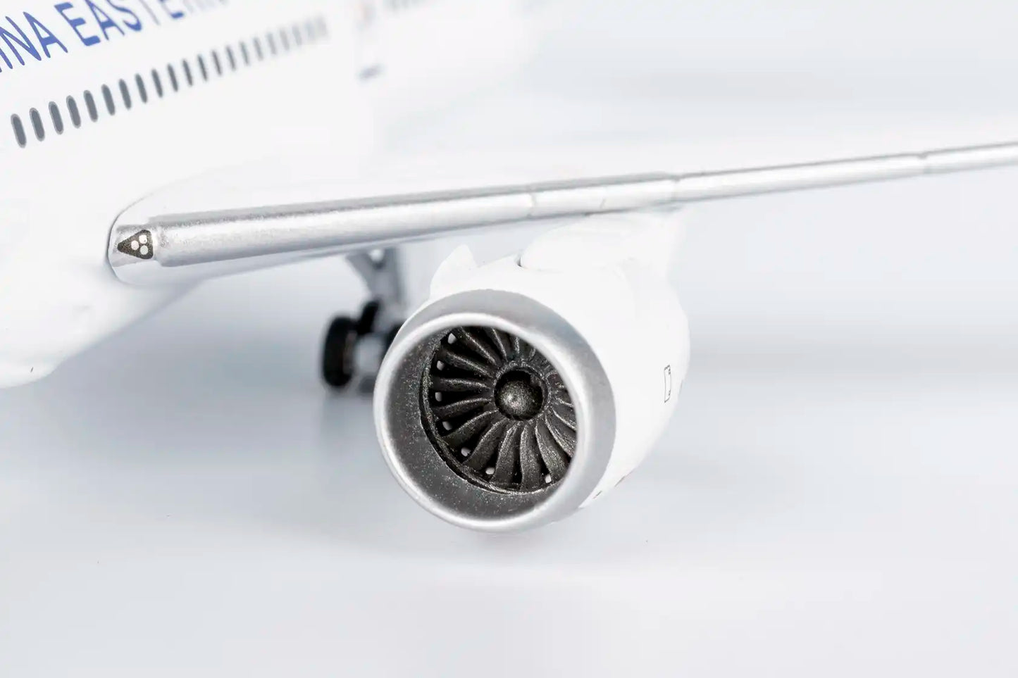 NG Models 1:400 China Eastern Airlines Boeing 787-9 B-226Q 55137