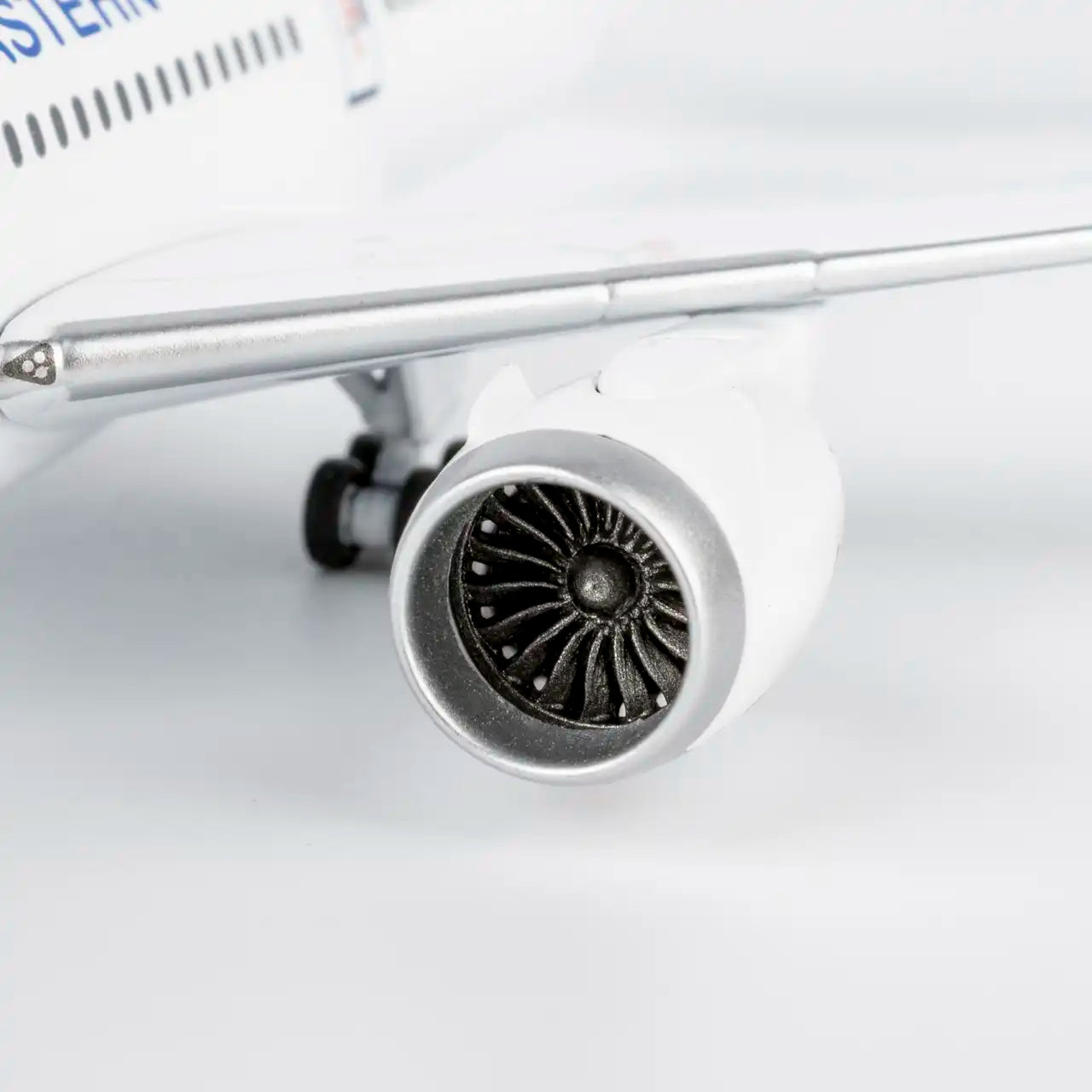 NG Models 1:400 China Eastern Airlines Boeing 787-9 B-208P "Yunnan Branch" 55139