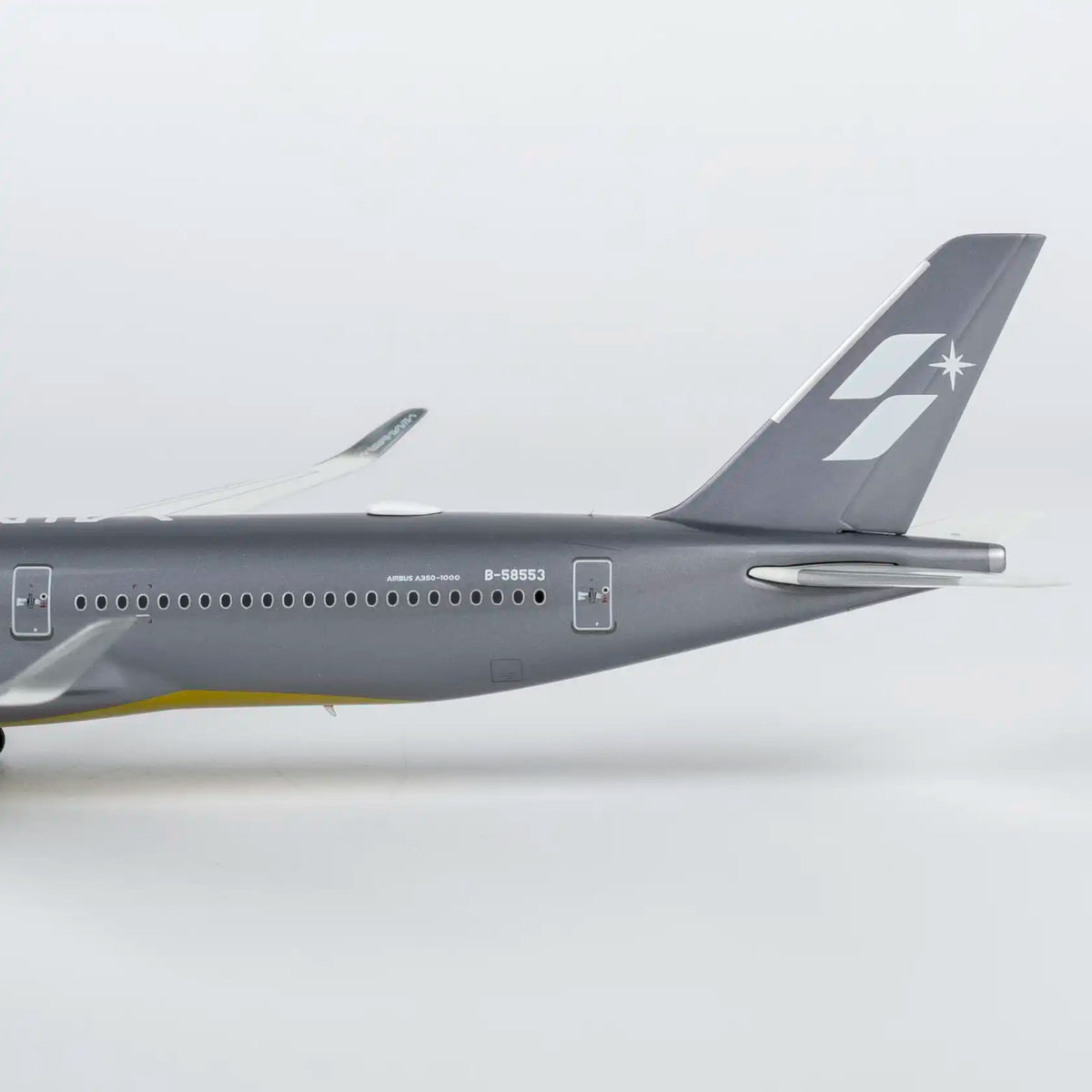 NG ULTIMATE 1:400 Starlux Airlines A350-1000 B-58553 "Airsorayama Silver" 57045