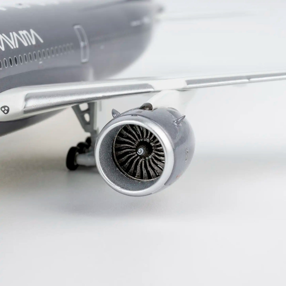 NG ULTIMATE 1:400 Starlux Airlines A350-1000 B-58553 "Airsorayama Silver" 57045