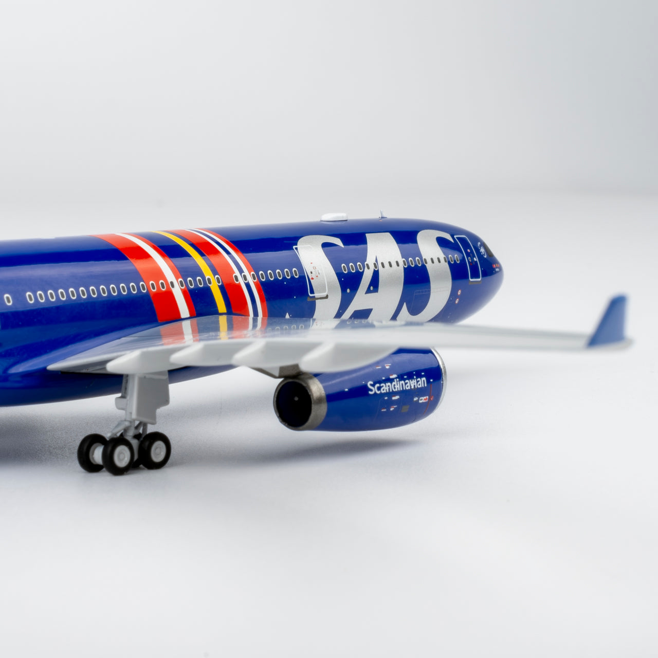 NG ULTIMATE 1:400 SAS Scandinavian Airlines Airbus A330-300 LN-RKR "80 Years" 62087