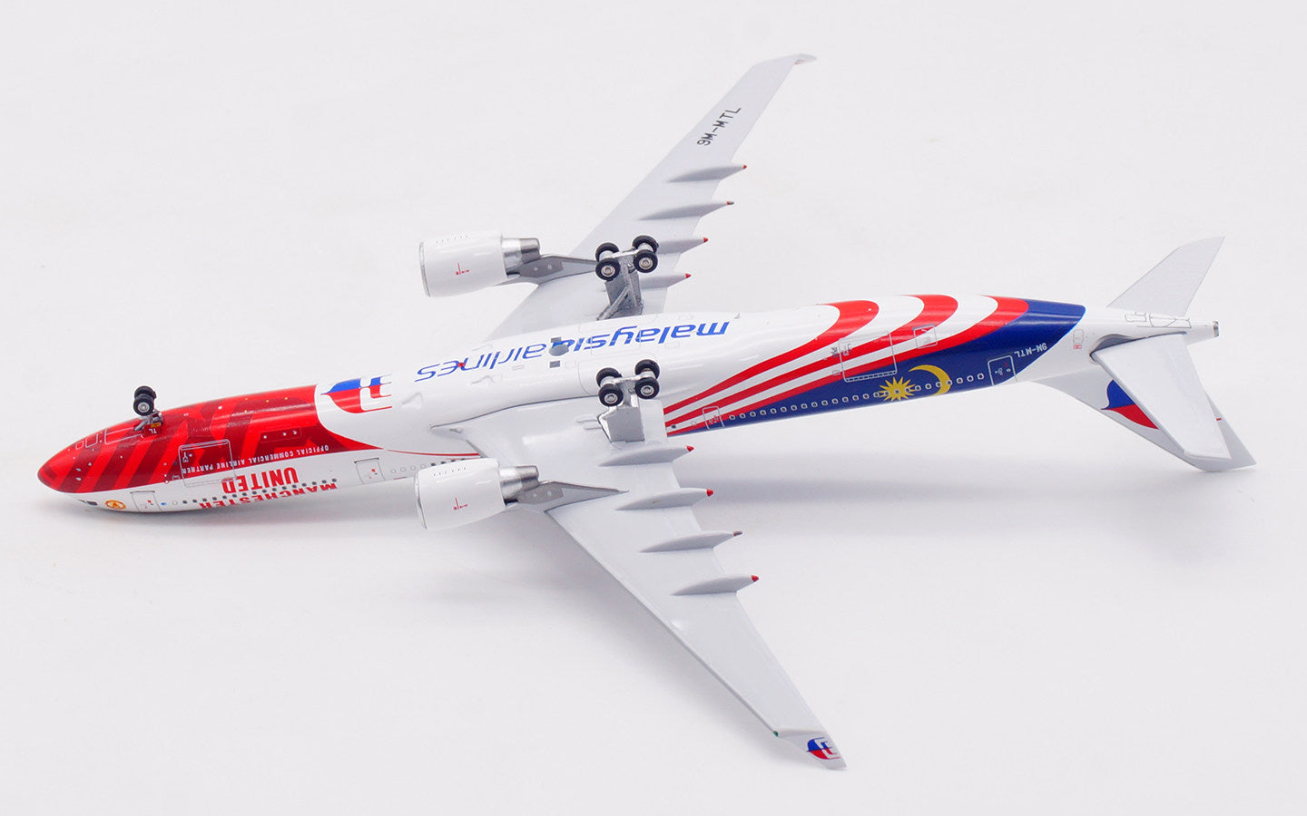 AV400 Malaysia Airlines Airbus A330-323 "Manchester United" 9M-MTL AV4352