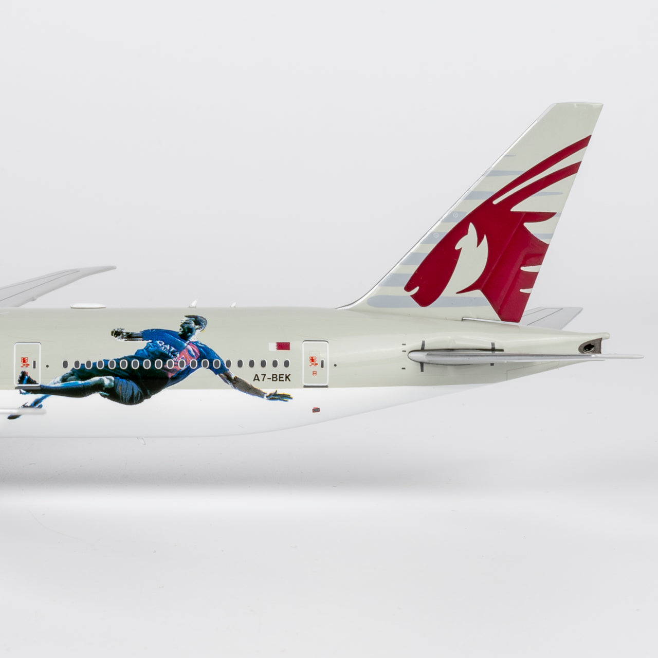 NG Models 1:400 Qatar Airways Boeing 777-300ER A7-BEK "Paris Saint Germain" 73085