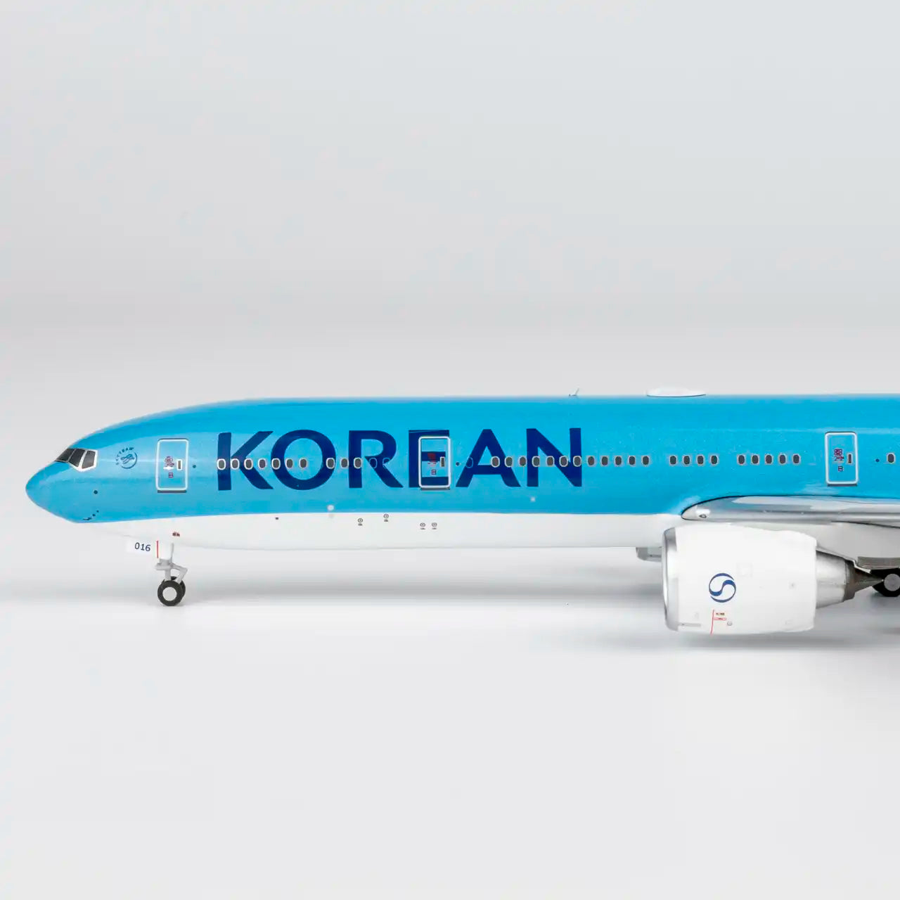 NG Models ULTIMATE 1:400 Korean Air Boeing 777-300ER HL2016 "BlackPink in new livery" 73086