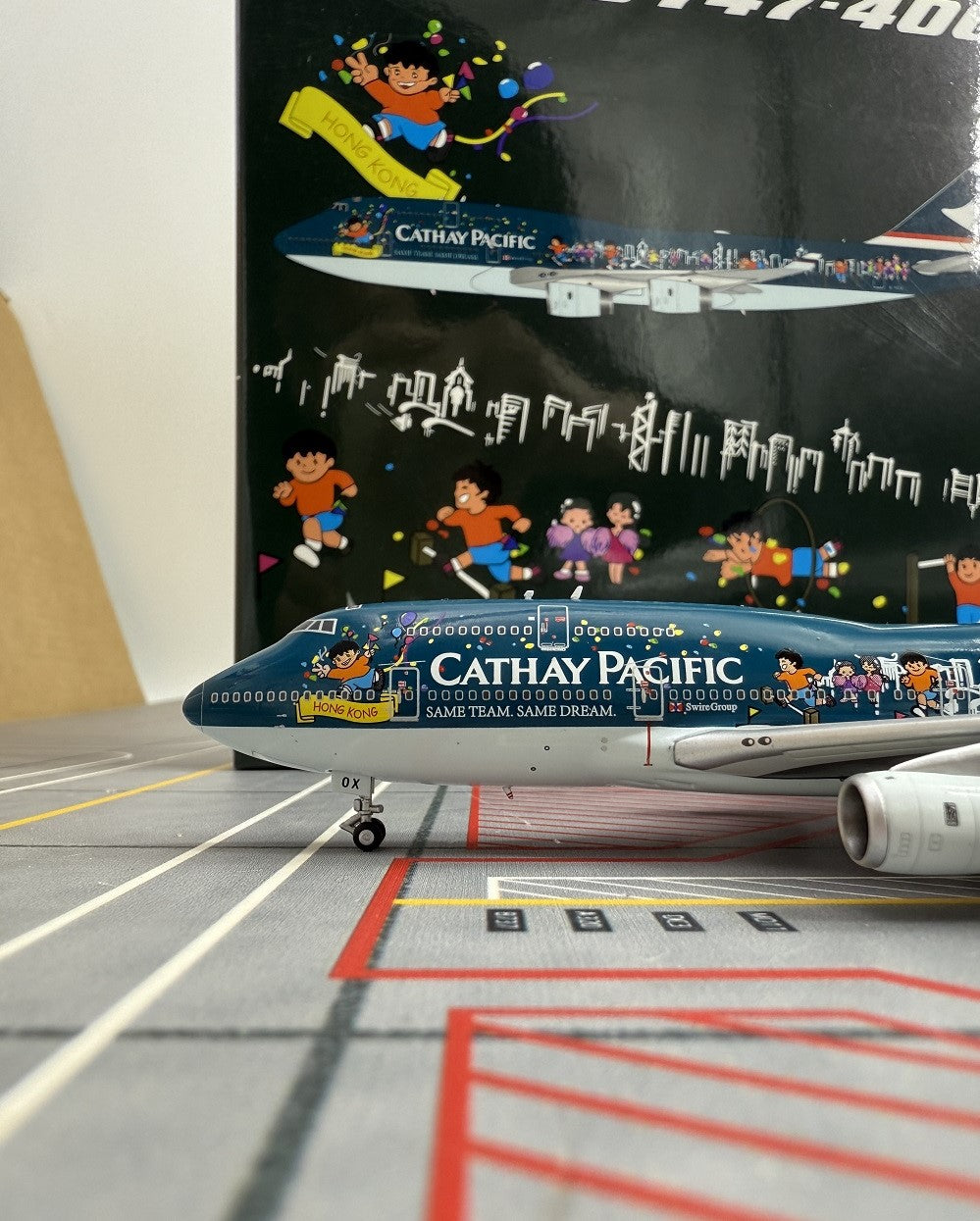 Pre-Order YY Wings 1:400 Cathay Pacific Boeing 747-400 B-HOX "Spirit of Hong Kong" YY74405