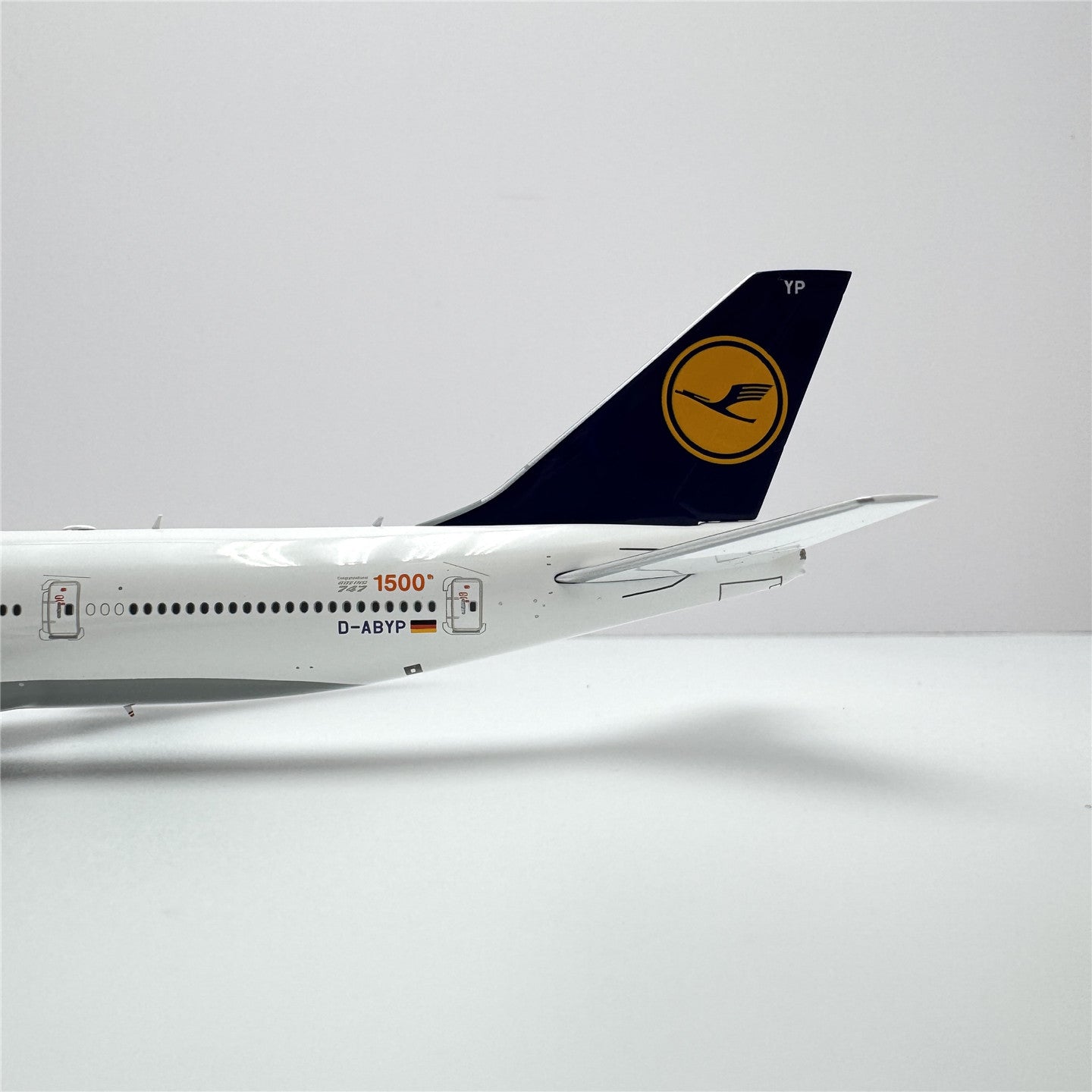 Pre-Order YY Wings 1:400 Lufthansa Boeing 747-8 D-ABYP
