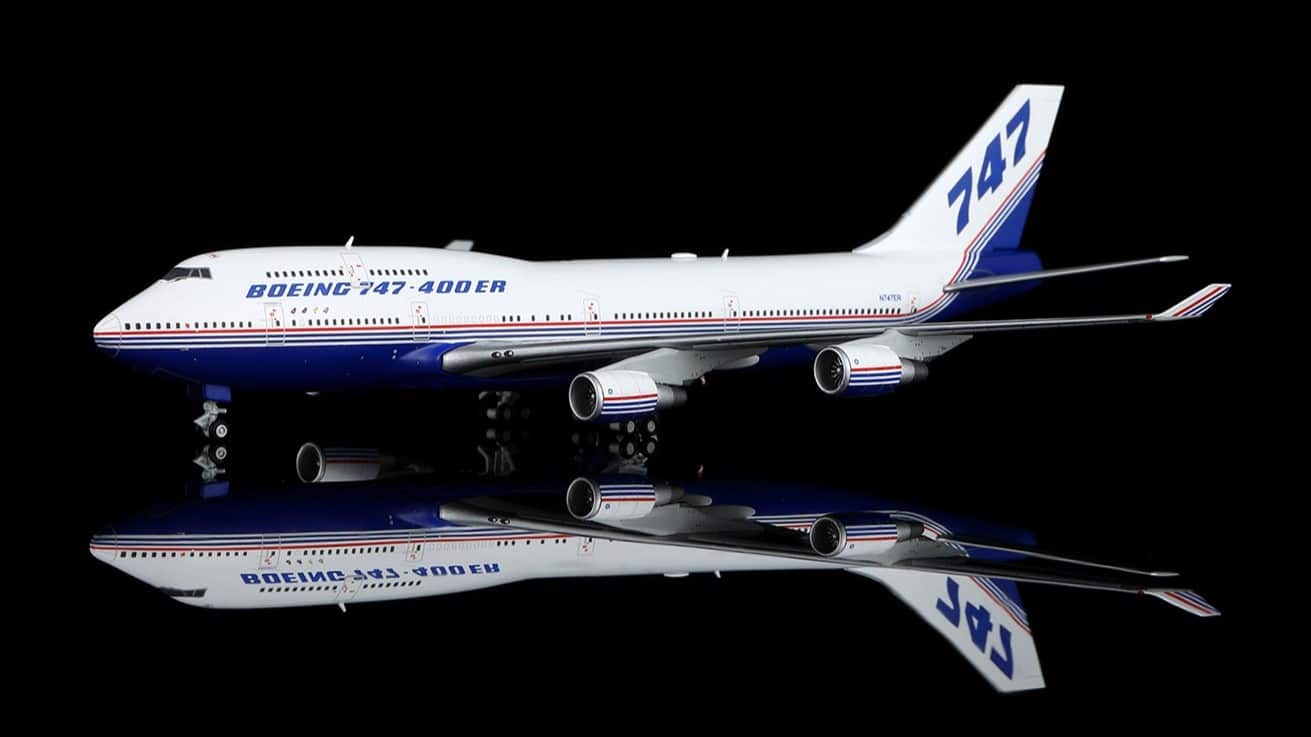HX Models 1:400 Boeing 747-400 N747ER "House Colors" B611601