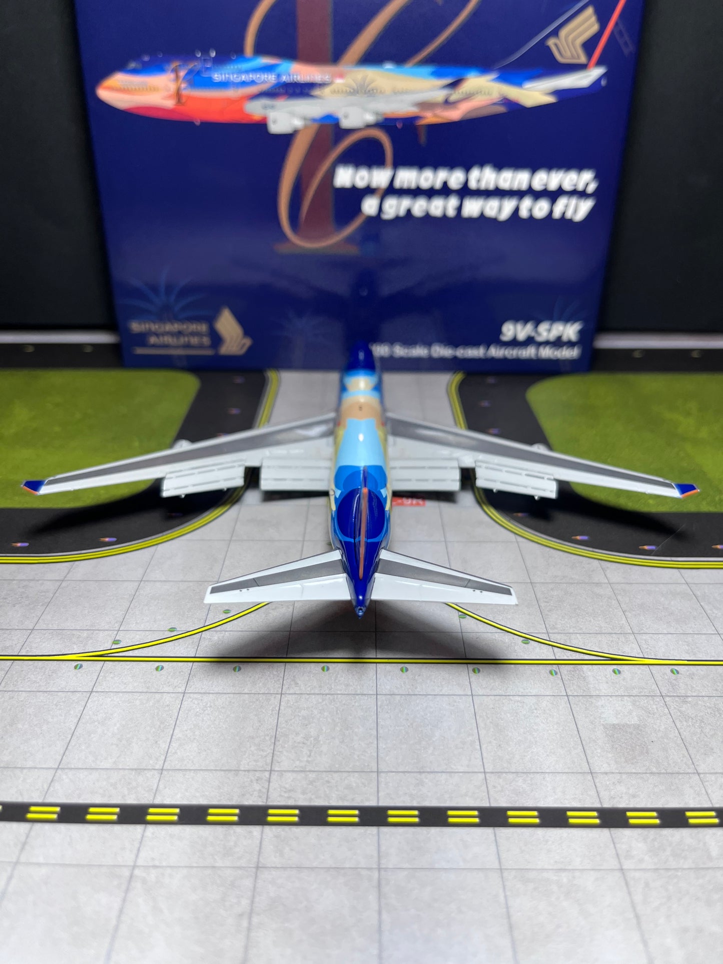 HX Models 1:400 Singapore Airlines "Tropical Livery"