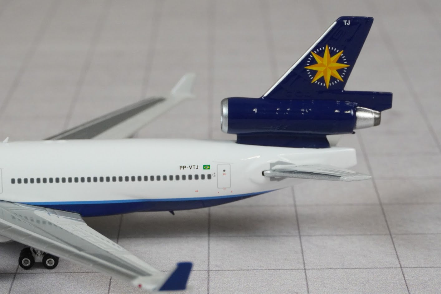 Phoenix Models 1:400 Varig McDonnell Douglas MD-11 PP-VTJ 12092