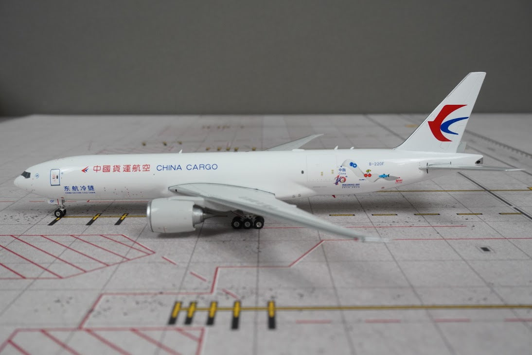 Phoenix Models 1:400 China Cargo Boeing 777-200F B-220F "China-Chile Fresh Express 10th Anniversary" 12099