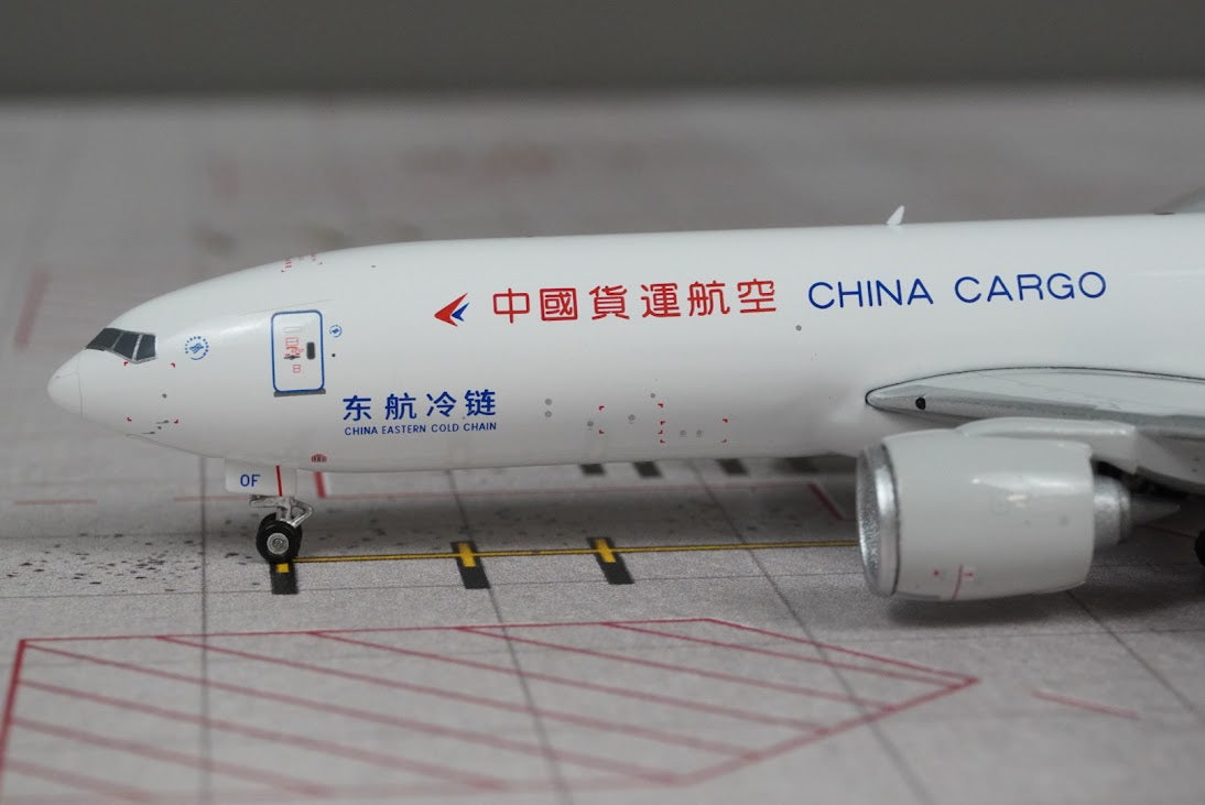 Phoenix Models 1:400 China Cargo Boeing 777-200F B-220F "China-Chile Fresh Express 10th Anniversary" 12099