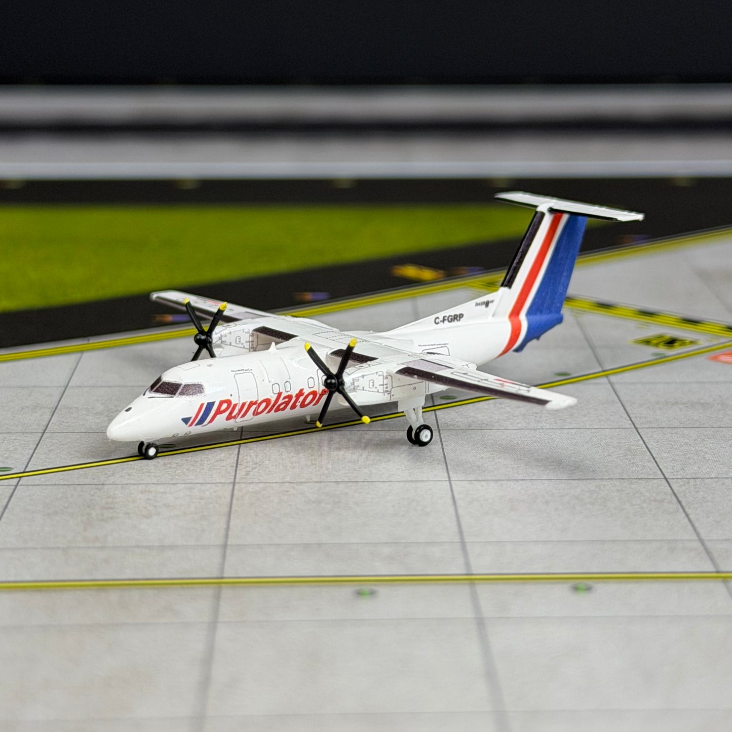 3D Design Deck 1:400 Purolator DHC Dash 8 Q100 C-FGRP 145