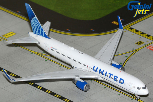 Pre-order GeminiJets 1:400 United Airlines Boeing 767-300ER N670UA GJUAL2227